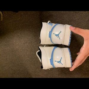 Jordan 1 mid Legend Blues. size 11